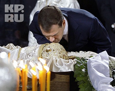Rusk prezident se lou s patriarchou (polb evangelium a mitru zesnulho)